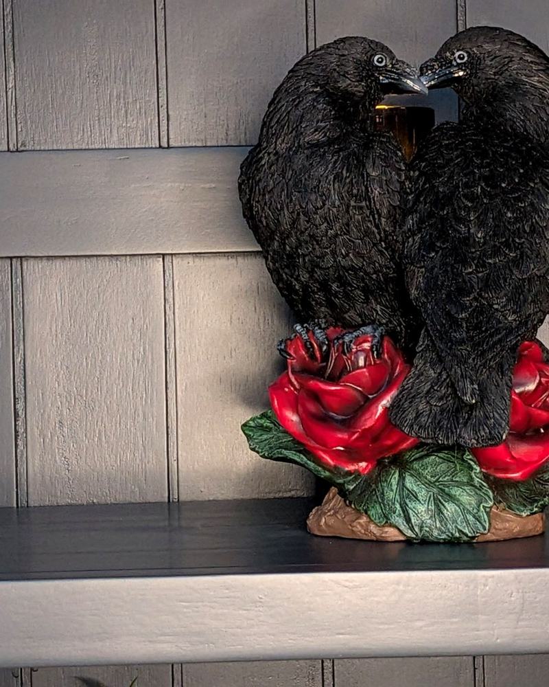 Raven Romance Figurine 20cm — detailed view